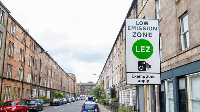 imagen de una ciudad en una zona de bajas emisiones (zbe)