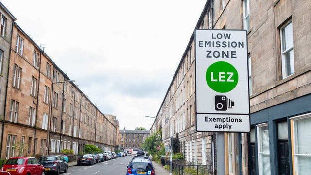 imagen de una ciudad en una zona de bajas emisiones (zbe)